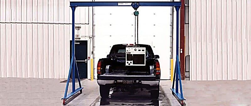 Portable height-adjustable industrial gantry crane