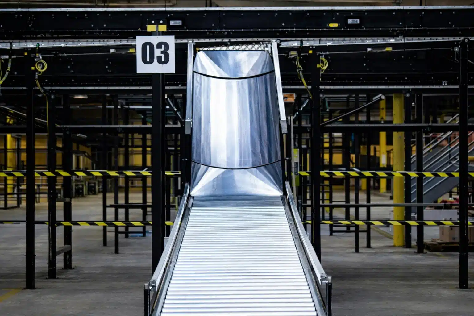 Non-powered gravity roller and skatewheel conveyors