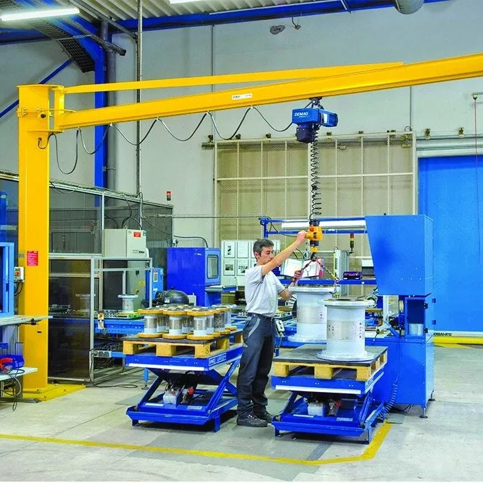 Heavy duty pillar mounted jib crane for localized cell loading